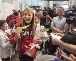 加拿大奥运健儿载誉归来，在机场受到热烈欢迎。图为韦博接受媒体采访。（加通社）