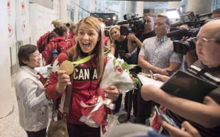 加拿大健儿奥运摘4金 机场星光灿烂庆荣归