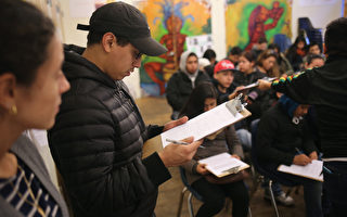 國土安全部部長凱利週日（23日）稱，遣返非法移民將不會針對夢想者。圖為一位年輕人正在填表申請達卡。 (John Moore/Getty Images)
