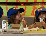 很多小朋友喜欢麦克鸡块，这让家长们更加关注鸡块的成分和营养。 (奥利弗/大纪元)