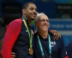 在美國男籃獲金牌後，紐約選手Carmelo Anthony與助理教練Jim Boeheim合影。 (Elsa/Getty Images)