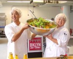 Masaki和Yukimi Momose向大家展示他們現場製作的沙拉。 (安心/大紀元)