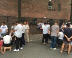 法拉盛凱辛娜大道楓葉遊樂場外,華人常聚眾打牌並圍觀,109分局提醒,遊樂場屬公園局管理,禁抽煙賭博。 (讀者提供)