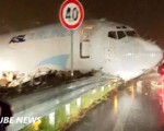 DHL货物快递公司的一架波音737-400货机，于2016年8月5日清晨试图降落在意大利米兰时失控，冲出机场跑道及护栏，直到撞上机场外的一条繁忙的公路后才停下来。（视频截图）