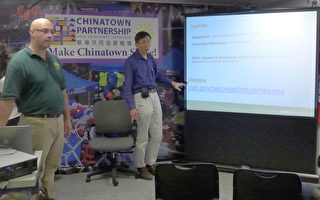 市清潔局的社區協調員Nick Van Eyck（左）到華埠共同發展機構舉辦講座，介紹「商業回收新條例」。 (蔡溶/大紀元)