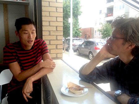 Darren Wong(左)介绍他的得意之作。