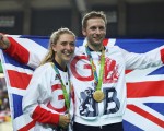 28歲的傑森•肯尼（Jason Kenny）和24歲勞拉•特羅特（Laura Trott）都是自行車選手，兩人名下一共有多達十枚金牌。他們計劃下個月就結婚。 （Bryn Lennon/Getty Images）