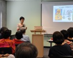 : 7月31日下午2点， 在维克郡的西区图书馆，台湾中兴大学基因体及生物资讯学研究所的陈玉婷教授，作了有关“从转基因作物谈食品安全”的讲座。(时雨/大纪元)