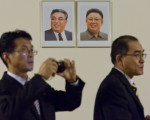 朝鮮駐倫敦外交官太勇浩（右）帶著家人叛逃到韓國。 (JUSTIN TALLIS/AFP/Getty Images)