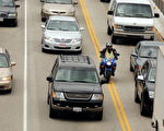 州长布朗8月19日签署了AB 51法案，准许摩托车在车道间穿行。(ROBYN BECK/AFP/Getty Images)