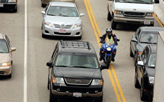 全美第一州 加州准许摩托车在车道间穿行