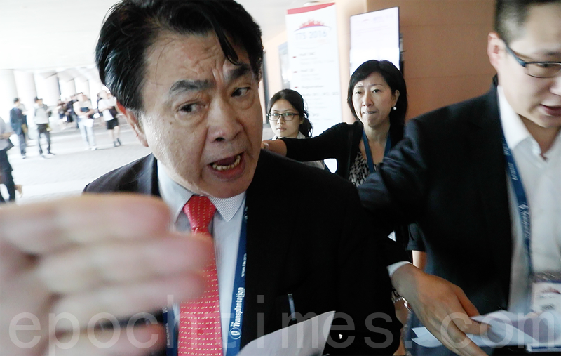 22日国际器官移植大会于香港湾仔会议展览中举行颁奖礼。中南大学湘雅三院副院长叶启发步出会场被追问活摘法轮功修炼者器官时失控暴怒。(余钢/大纪元)