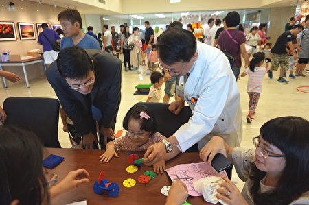 「早產兒回娘家」活動內容包括兒童安全新知講座、早產兒發展評估及醫師健檢等,圖為醫師正在為早產兒進行發展評估。(新竹馬偕醫院提供)