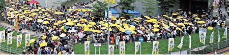 雨伞运动2周年，约2千名市民在金钟添美道再聚，于警方施放催泪弹一刻5时58分默站纪念。（潘在殊／大纪元）