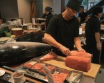 天寿司主厨高桥慎一郎以金枪鱼为食材表演制作寿司特技。（天寿司提供）