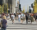 洛杉矶圣莫妮卡市路口人流。（杨阳/大纪元）