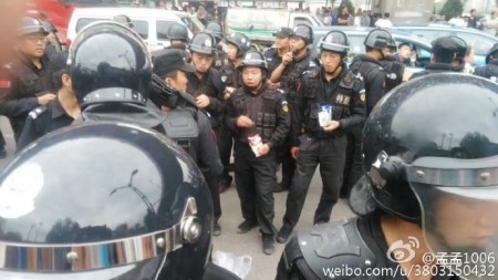 8月30日,山西太原市万柏林区窊流村数千村民与数百名警察对峙,阻止建拆迁标语门,抗议当地政府城中村改造赔偿不公。(网络图片)