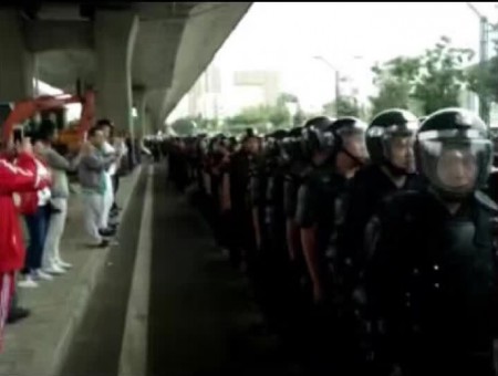 8月30日,山西太原市万柏林区窊流村数千村民与数百名警察对峙,阻止建拆迁标语门,抗议当地政府城中村改造赔偿不公。(网络图片)