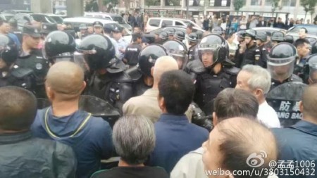 8月30日,山西太原市万柏林区窊流村数千村民与数百名警察对峙,阻止建拆迁标语门,抗议当地政府城中村改造赔偿不公。(网络图片)