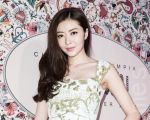 香港名模熊黛林（Lynn）4月24日旋风访台参加新品发表会，穿着白色紧身贝壳刺绣小洋装，展现前凸后翘的好身材。（陈柏州／大纪元）