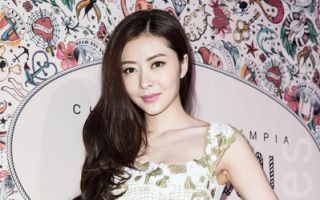 香港名模熊黛林（Lynn）4月24日旋风访台参加新品发表会，穿着白色紧身贝壳刺绣小洋装，展现前凸后翘的好身材。（陈柏州／大纪元）