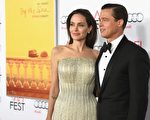 好莱坞影星安吉丽娜·朱莉·皮特（Angelina Jolie Pitt）已向法庭提交文件，申请与大明星的丈夫布拉德·皮特（Brad Pitt）离婚。图为2015年11月5日晚，皮特朱莉夫妇在好莱坞TCL中国剧院出席《海岸情深》首映式。(Kevin Winter/Getty Images)
