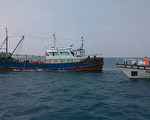 中國大陸漁船「閩龍漁61048號」（左）疑似衛星定位系統故障，未發出警告聲響，越界進入彭佳嶼海域捕撈，遭基隆海巡隊扣留，並查獲400公斤漁獲。（基隆海巡隊提供）