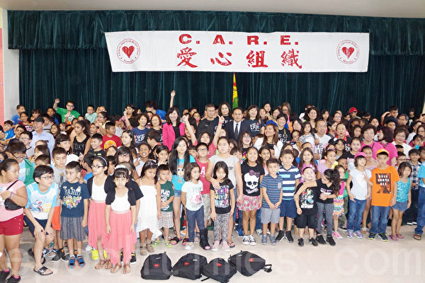 休斯顿华人爱心组织捐助一千包学习用品给Park Place 小学