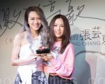 歌手張芸京（左）9月6日在台北出席新專輯「失敗的高歌」發片記者會，好友鄧紫棋（右）站台力挺，並送上生日蛋糕。（陳柏州／大紀元）