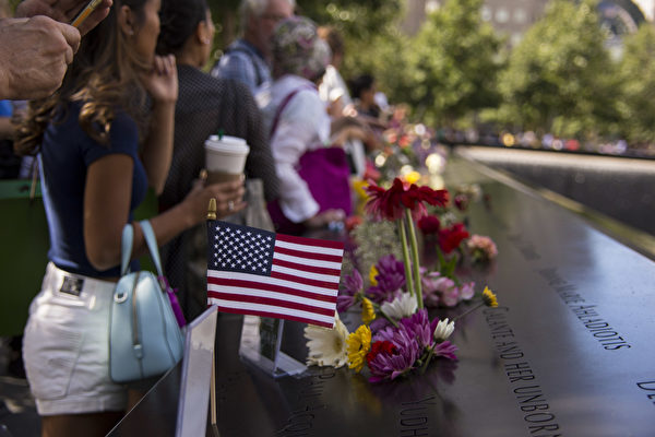 2016年9月11日，是9.11恐怖襲擊15周年紀念日。紐約世貿中心遺址歸零地（Ground Zero）人們以各種方式追思當年那場襲擊中近3,000名死難者。（戴兵／大紀元）