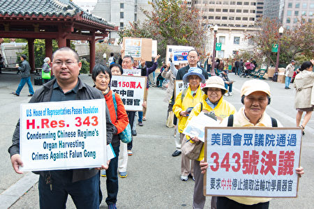 舊金山法輪功學員「真相小遊行」 為反活摘徵簽 舊金山法輪功學員「真相小遊行」 為反活摘徵簽
