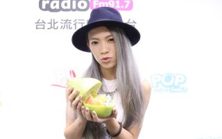张芸京手拿兔耳朵造型柚子嘟嘴卖萌。（POP Radio提供）