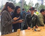9月16日，苹果手机iPhone 7正式在美国开卖。在旧金山联合广场旗舰店外，有iPhone发烧友彻夜排队，希望抢先体验iPhone 7。（林骁然／大纪元）