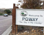 加州圣地亚哥北郡的鲍威市（Poway）的一个市界牌，上面写着“欢迎到鲍威，乡村中的城市”。（杨婕／大纪元）