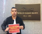 富國銀行前雇員凱文‧番姆和朋友一道呼籲民眾取出存款，關掉富國銀行的帳戶。（林驍然／大紀元）
