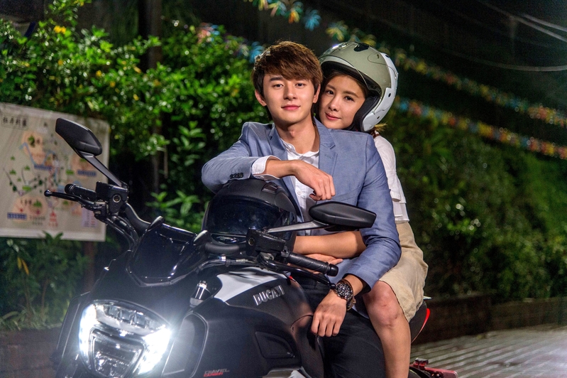 张轩睿骑重机拍戏紧张安心亚迷上重机男 大纪元