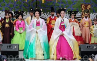 组图：韩国传统文化节 宫廷韩服华丽登场
