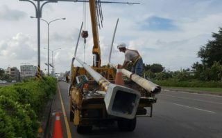 工程人員搶修颱風受損電線杆。（高市養工處提供）