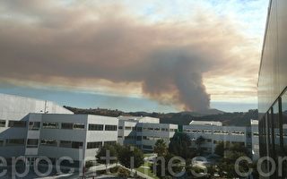 9月26日下午，加州圣塔克鲁兹县境内突发“洛马”山火，整个旧金山南湾都能看到大火发出的烟柱。（大纪元读者提供）