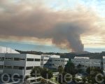 9月26日下午，加州圣塔克鲁兹县境内突发“洛马”山火，整个旧金山南湾都能看到大火发出的烟柱。（大纪元读者提供）