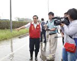 涂醒哲冒雨巡察梅姬台风灾情