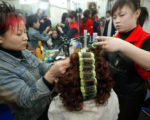 大陆男子做了“37块钱一个”的发型，结账时才知要1776元。图为上海一家理发店。(LIU JIN/AFP/Getty Images)