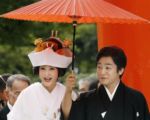 45岁日本女星藤原纪香（左）28日与44岁歌舞伎演员片冈爱之助在东京举行豪华婚宴，有600名来宾前来祝贺。（共同社提供／中央社）
