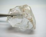 澳洲卢卡帕钻石公司在安哥拉开采到的重量达172.67克拉的几近无色、无杂质的钻石（Lucapa Diamond Company 提供）