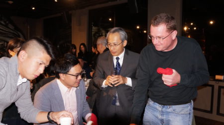 席間,經文處處長賴銘琪就「攬才」主題聽取同學會代表進言。(貝拉/大紀元)
