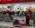 好事围西田商场内的Coles门店自助付款区域已加强监管，配备了两名工作人员并在出口处检查顾客的购物小票及物品。（安平雅／大纪元）