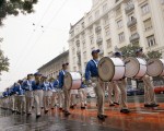 欧洲天国乐团冒雨行进在布达佩斯大街上。（大纪元）