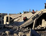 美俄10日達成的敘利亞停火協議，於當地時間12日的日落生效。圖為12日數名敘利亞孩童在被戰火廢墟中玩耍。(MOHAMAD ABAZEED/AFP/Getty Images)