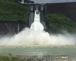 台风带来降雨 曾文水库开闸溢洪