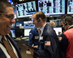 週二，在美日央行同時召開議息會議之際，美國股市以平盤收市。(Andrew Renneisen/Getty Images)